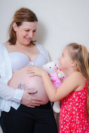 Hahausen bietet den perfekten Hintergrund für authentische Schwangerschaftsaufnahmen.