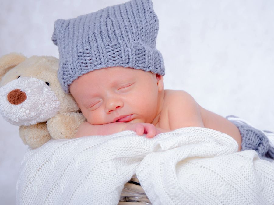 Halte die ersten Tage und Erinnerungen deines Neugeborenen in Holzminden in liebevollen Fotos fest.