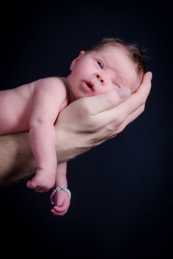 Nutze Bockenem als Hintergrund, um die Emotionen und Nähe deines Neugeborenen in Fotos einzufangen.