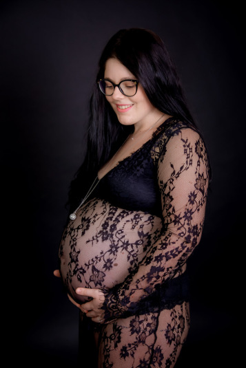 Kalefeld wird zur Leinwand für Schwangerschaftsfotos, die Ihre Vorfreude zeigen.