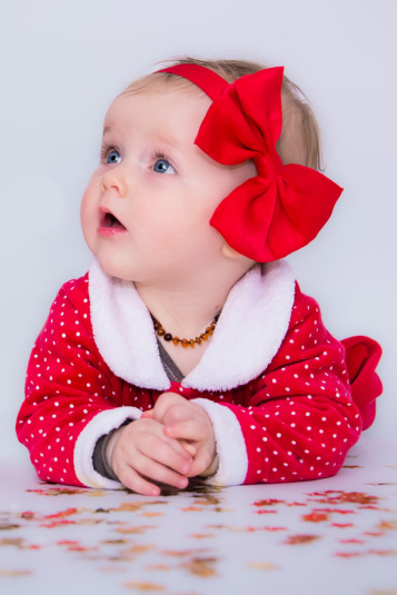 Nutze Echte als Kulisse, um die besondere Persönlichkeit deines Babys in authentischen Bildern einzufangen.