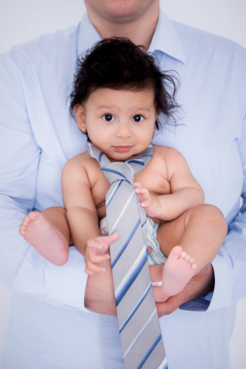 Fange die süßen Augenblicke und Gesten deines Babys in Hameln in zauberhaften Bildern ein.