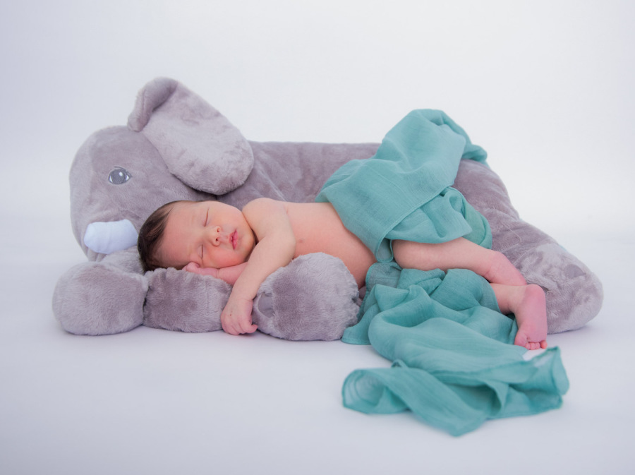 Halte die Intimität und Unschuld der ersten Tage deines Neugeborenen in Diekholzen in einfühlsamen Fotos fest.
