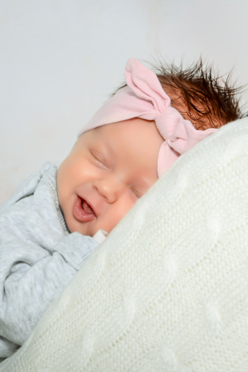 Erzähle die ersten Kapitel und Träume deines Neugeborenen in Gronau durch einfühlsame und berührende Fotos.