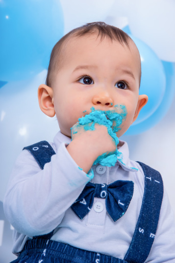 Genieße unvergessliche Augenblicke bei einem Cake-Smash in Seesen, wenn dein Baby seinen ersten Geburtstag zelebriert.
