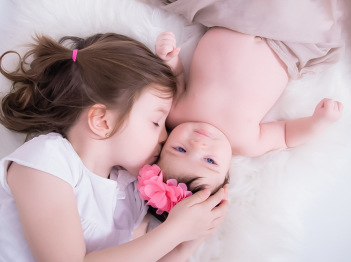 Halte die ersten Tage deines Neugeborenen in Dassel in einfühlsamen Fotos fest, die voller Liebe sind.
