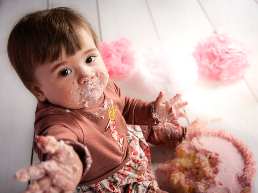 Einjähriges Baby mit Schriftzug EINS beim Cake-Smash-Fotoshooting in Einbeck, Kreiensen und Bad Gandersheim..
