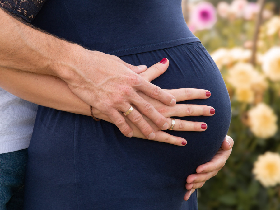 Hildesheim: Stilvolles Babybauch-Porträt mit Fokus auf die Silhouette in Hildesheim.