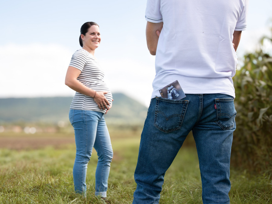 Peine: Natürliche Babybauchfotografie in Peine, die die Vorfreude einfängt.