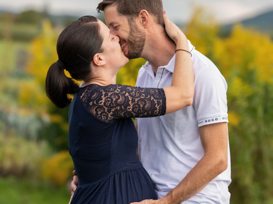 Wolfsburg: Elegantes Schwangerschafts-Shooting in Wolfsburg mit professioneller Beleuchtung.