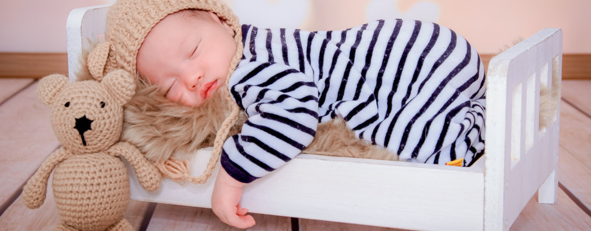 Schlafendes Baby bei einem Neugeborenen-Shooting in Greene