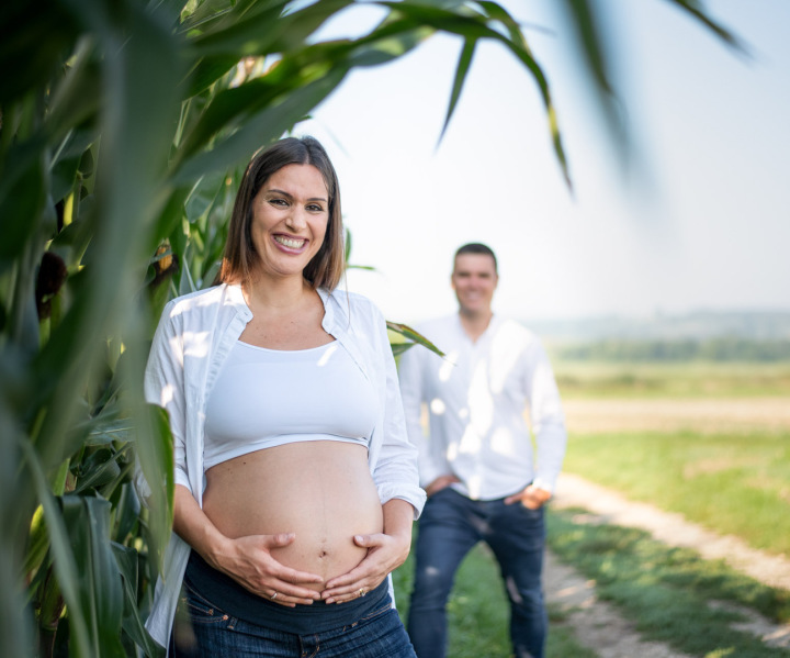 Seesen: Romantisches Schwangerschafts-Fotoshooting eines Paares in der Natur bei Seesen.