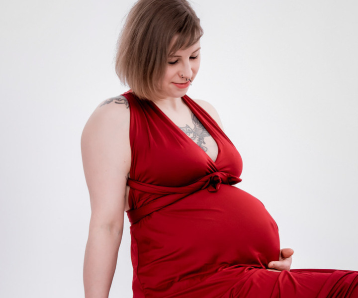 Bad Gandersheim: Elegantes Babybauch-Porträt im Studio, aufgenommen von deiner Fotografin in Bad Gandersheim.
