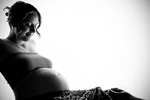 Holle wird zur Leinwand für authentische Schwangerschaftsfotografie, die die vielfältigen Emotionen einfängt.
